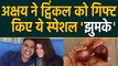 Akshay Kumar gives gift to wife Twinkle Khanna a pair of 'Onion Earrings' | FilmiBeat