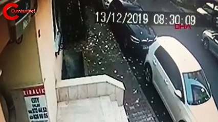 Şişli'de 6 katlı binanın çatısındaki çökme kamerada