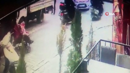 Esenyurt'ta vatandaşların kovaladığı hırsızlar motosikleti bırakıp kaçtı