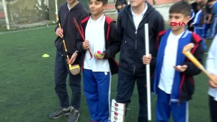 Ankara-öğrenciler çim hokeyi sopalarını kendileri yaptı