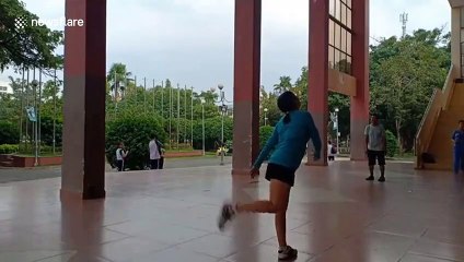 Two Vietnamese citizens hit outrageous backheel volleys with shuttlecock LIKE IT'S NOTHING