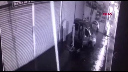 Girdikleri iş yerlerinde ne bulurlarsa çalan şüpheliler kamerada