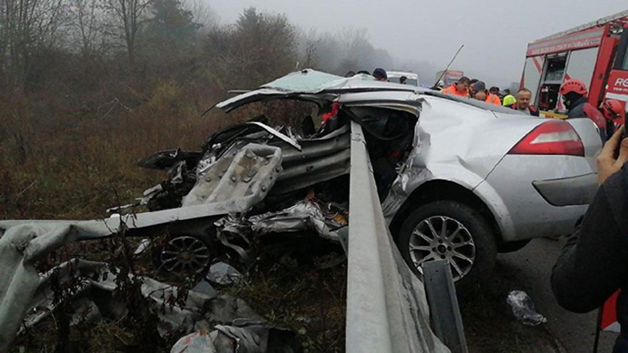 Otomobil bariyerlere çarptı; sürücü ile nişanlısı yaralı
