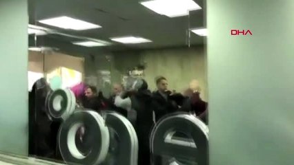 Lübnan'da eylemciler telekomünikasyon şirketini bastı