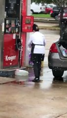 Une automobiliste utilise un sac plastique pour emporter de l'essence dans le coffre