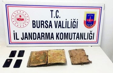 Bin yıllık İncil'i satarken yakalandılar