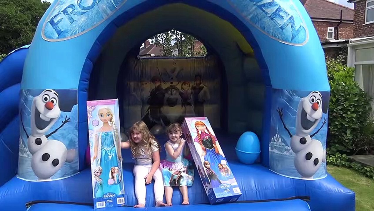 Disney Frozen Anna e Elsa  - Sophia, Isabella e Alice Brincando no Pula-Pula do Frozen