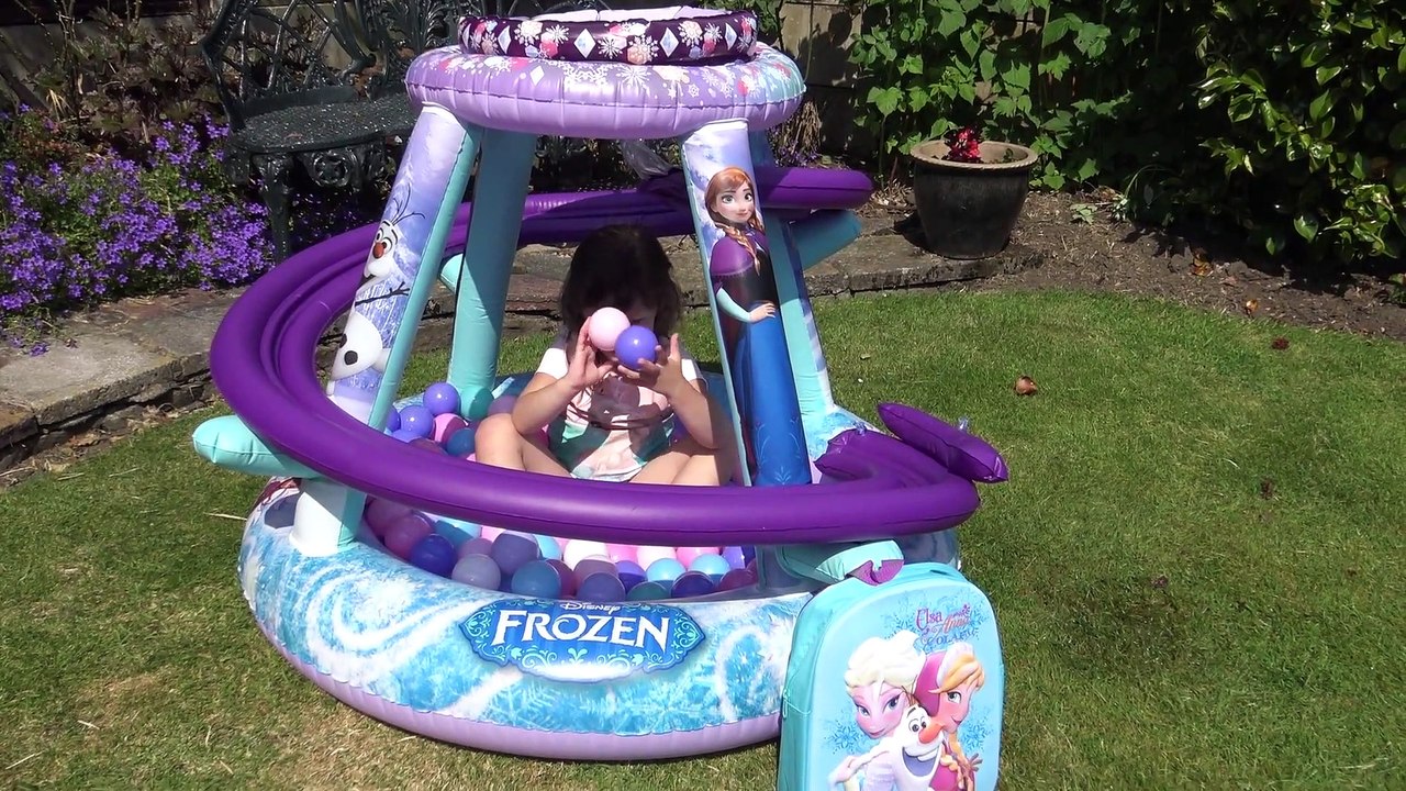 Disney Minnie Mouse  - Sophia Brincando na Piscina de Bolinhas