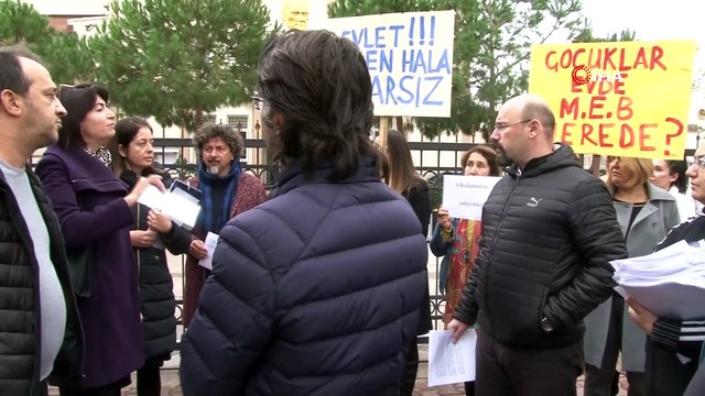 Öğretmenleri işi bırakan kolejin velileri, İl Milli Eğitim Müdürlüğü önünde toplandı