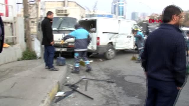 Gaziosmanpaşa'da halk otobüsüyle otomobil çarpıştı