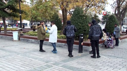 Sultanahmet Meydanı’nda akraba oldukları öğrenilen iki grup arasında çıkan tartışma silahlı kavgaya dönüştü
