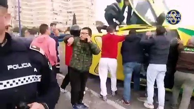 Dos hombres heridos en un siniestro vial entre una ambulancia y un turismo