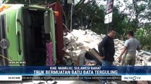 Truk Bermuatan Bahan Bangunan Terguling di Mamuju