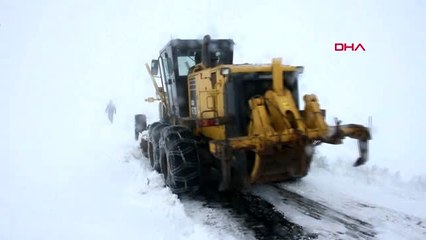 Muş'ta kar küreyen makineler işçilerin ayak izini takip ederek ilerleyebildi