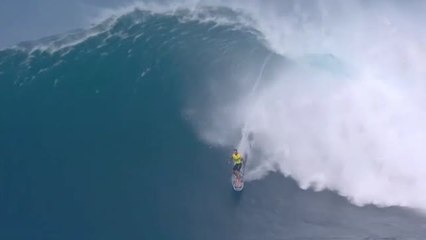 下载视频: Impresionantes imágenes de los mejores surfistas del mundo sobre olas de 15 metros