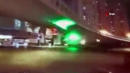 Çöken yol 3 otomobili yuttu !