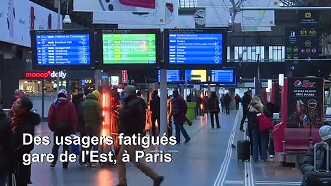 Retraites: des usagers fatigués gare de l'Est à Paris, au neuvième jour de grève