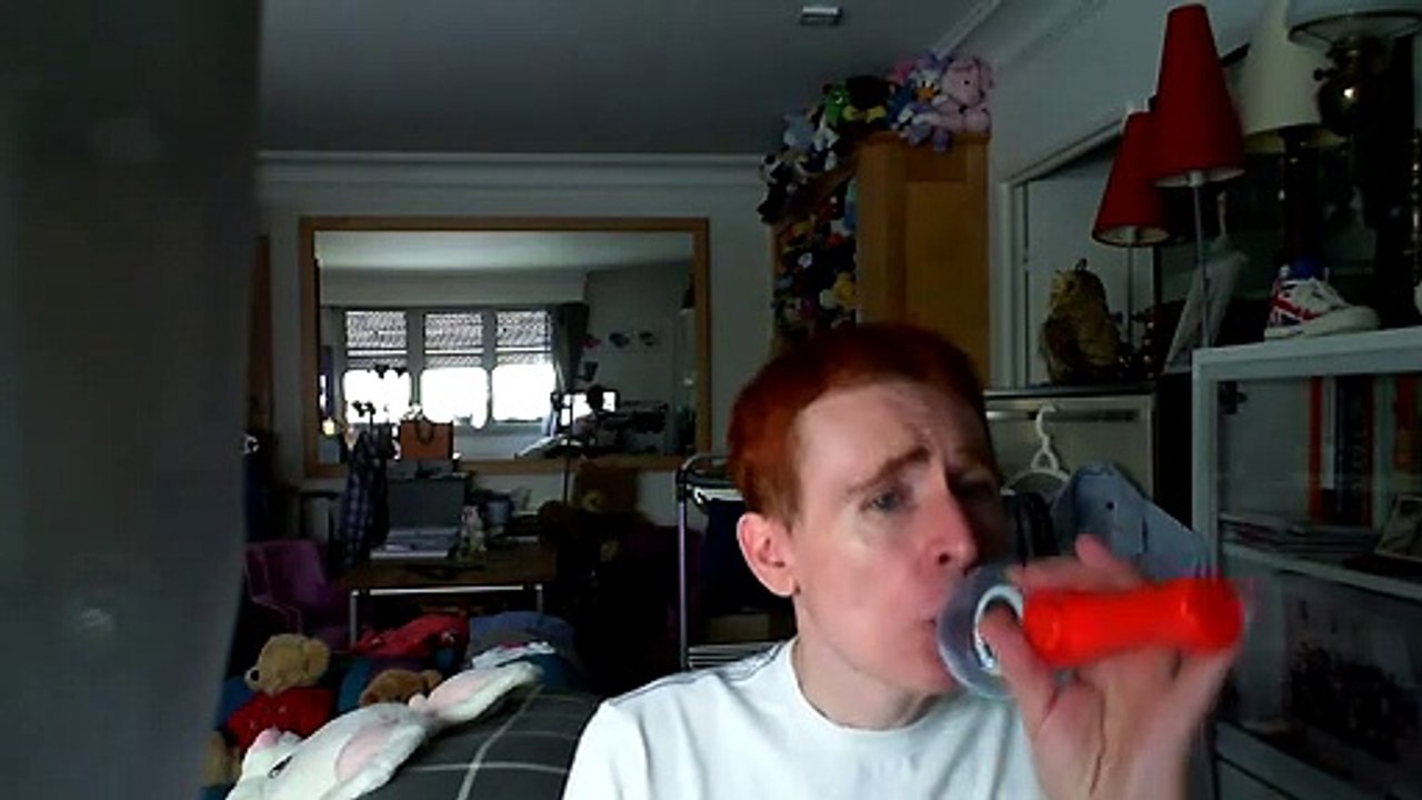 Wiwi égratigne "white robe" de T.A.T.U