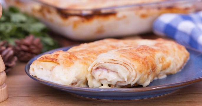 Préparez un original gratin de crêpes fourrées au jambon et au fromage à raclette !