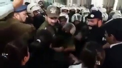 Lady Lawyer Ne Lady Police Pr Hath Othaya Phr Jo Howa Mza Agya