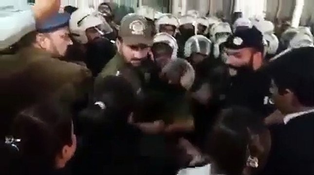 Lady Lawyer Ne Lady Police Pr Hath Othaya Phr Jo Howa Mza Agya