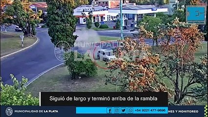 Venía a toda velocidad, siguió de largo y se subió a la rambla de la bajada de la Autopista