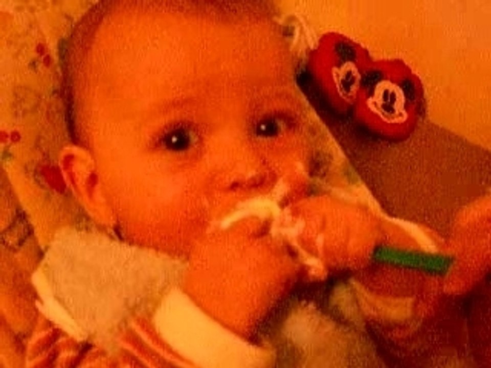 7 mois...enzo mange seul...1/2