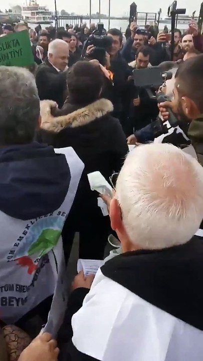 Emekliler, boş tencere içinde fatura yaktı: “TÜİK’in ‘uydurma’ rakamlarıyla belirlenen maaşlarımızla geçinemiyoruz"