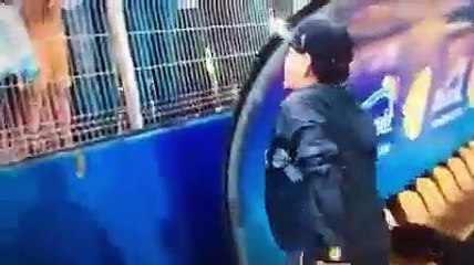 El feo enfado de Maradona ante unos niños que le pedían un autógrafo