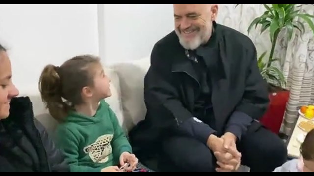 'Do të vij me Zahon'! Rama sërish në familjen Greku, vogëlushja: Te Zoti do të shkojmë
