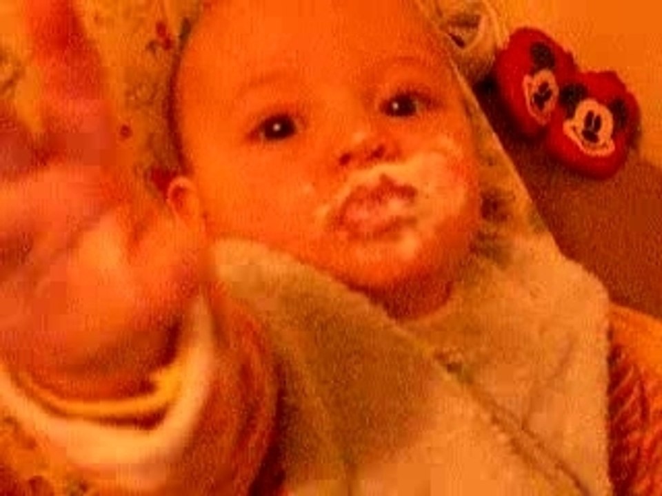 7 mois...enzo mange seul...2/2