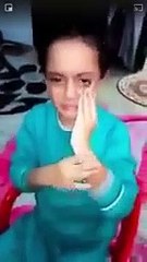 ام تضرب ابنها وتقوله قول لأبوك ييجي ياخدك