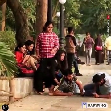 Après que ce clairvoyant et l’aveugle se sont heurtés, ils sont tombés par terre puis les rôles se sont inversés.