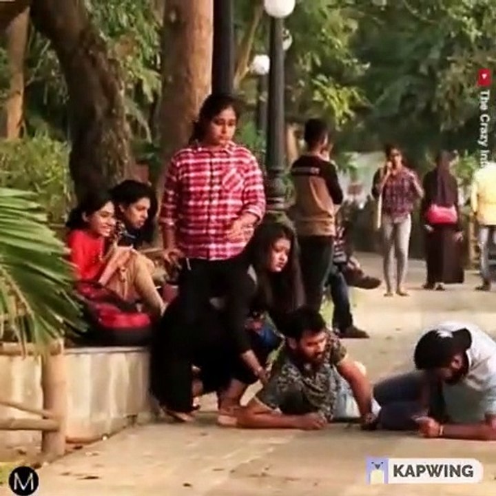 Après que ce clairvoyant et l’aveugle se sont heurtés, ils sont tombés par terre puis les rôles se sont inversés.