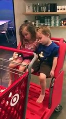 Regardez ces 2 enfants qui luttent pour rester éveillés au supermarché !