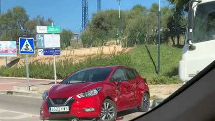 Camionero arrolla a un turismo varios metros en Mijas