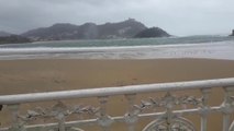Fuertes rachas de viento en la playa de la Concha en San Sebastián