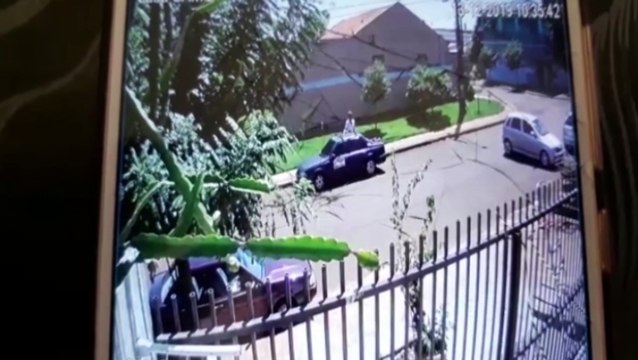 Impressionante! Câmera flagra acidente durante troca de tiros e fuga de bandidos
