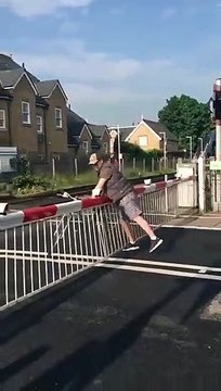 Ce gars a traversé une barrière fermée et s’est retrouvé coincer au beau milieu de la route quand le train est passé.