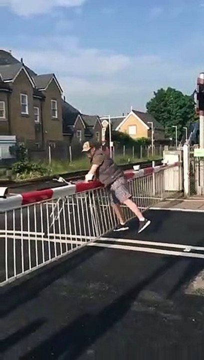 Ce gars a traversé une barrière fermée et s’est retrouvé coincer au beau milieu de la route quand le train est passé.
