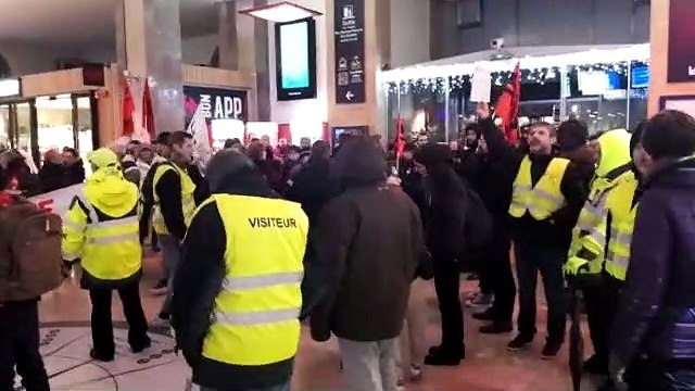 Nancy : dans le hall de la gare syndicalistes et Gilets jaunes se font entendre
