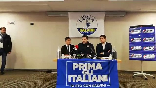 Matteo Salvini visita il carcere di Poggioreale e definisce surreale l'inchiesta dei pm sui voli di Stato. E polemizza con il sindaco De Magistris sulla nomina di un ex recluso a garante dei detenuti