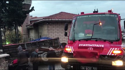 Eyüpsultan'da iplik yüklü kamyonun kasası devrildi - İSTANBUL