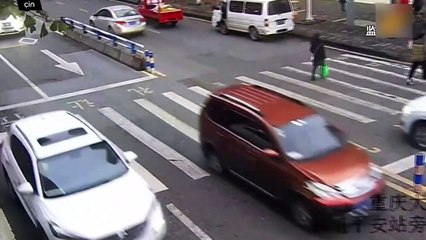 Çin'de küçük bir çocuk, annesine çarpan aracı tekmeledi