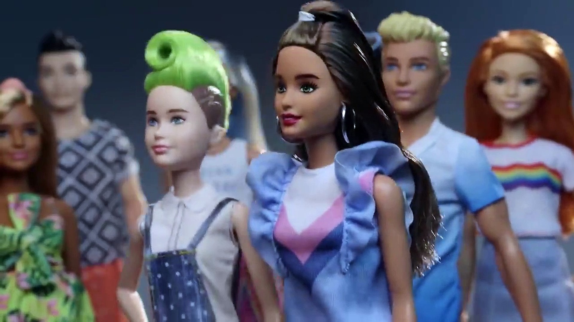 Barbie  Barbie Color Reveal Fashion Show! 
