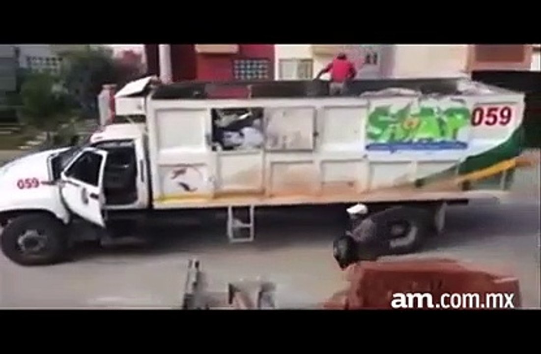 Ce camion poubelle avance sans chauffeur... éboueurs mexicains un peu fous