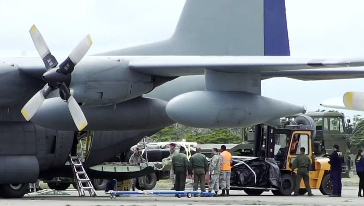 Restos de víctimas de avión chileno llegan a base militar en Punta Arenas