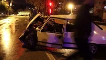 Otomobil trafik ışıklarında bekleyen araçlara çarptı: 1 yaralı
