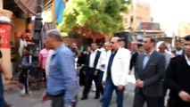 محافظ أسوان يرحب بالفنان محمد رياض أثناء جولته بالسوق السياحى