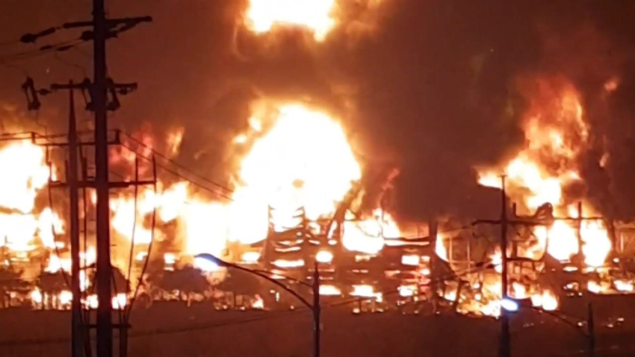 경기도 광주 공장 4개동 1시간 만에 전소 / YTN